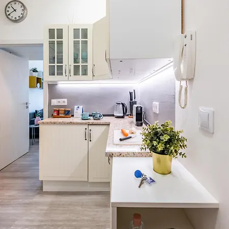 Days - Stylish With Netflix In Hip Karlin Apartmán *