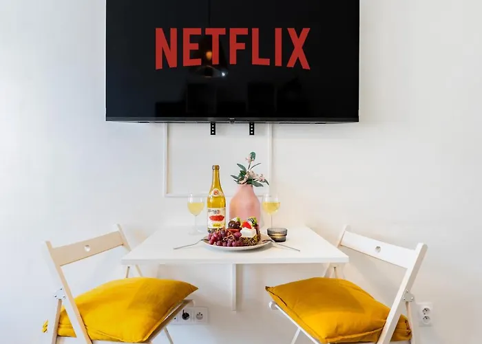 Days - Stylish With Netflix In Hip Karlin *