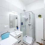 Apartment Days - Stylish With Netflix In Hip Karlin *