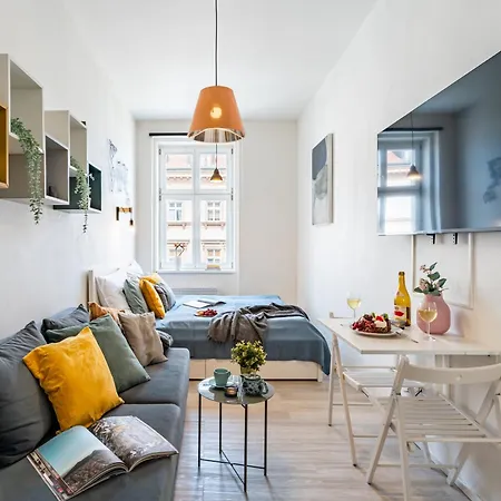 Apartment Days - Stylish With Netflix In Hip Karlin Prague